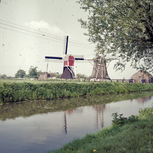 859617 Gezicht de Buitenwegse Molen (links, Nedereindsevaart 2) en de Westbroekse Molen (Nedereindsevaart 3) te ...